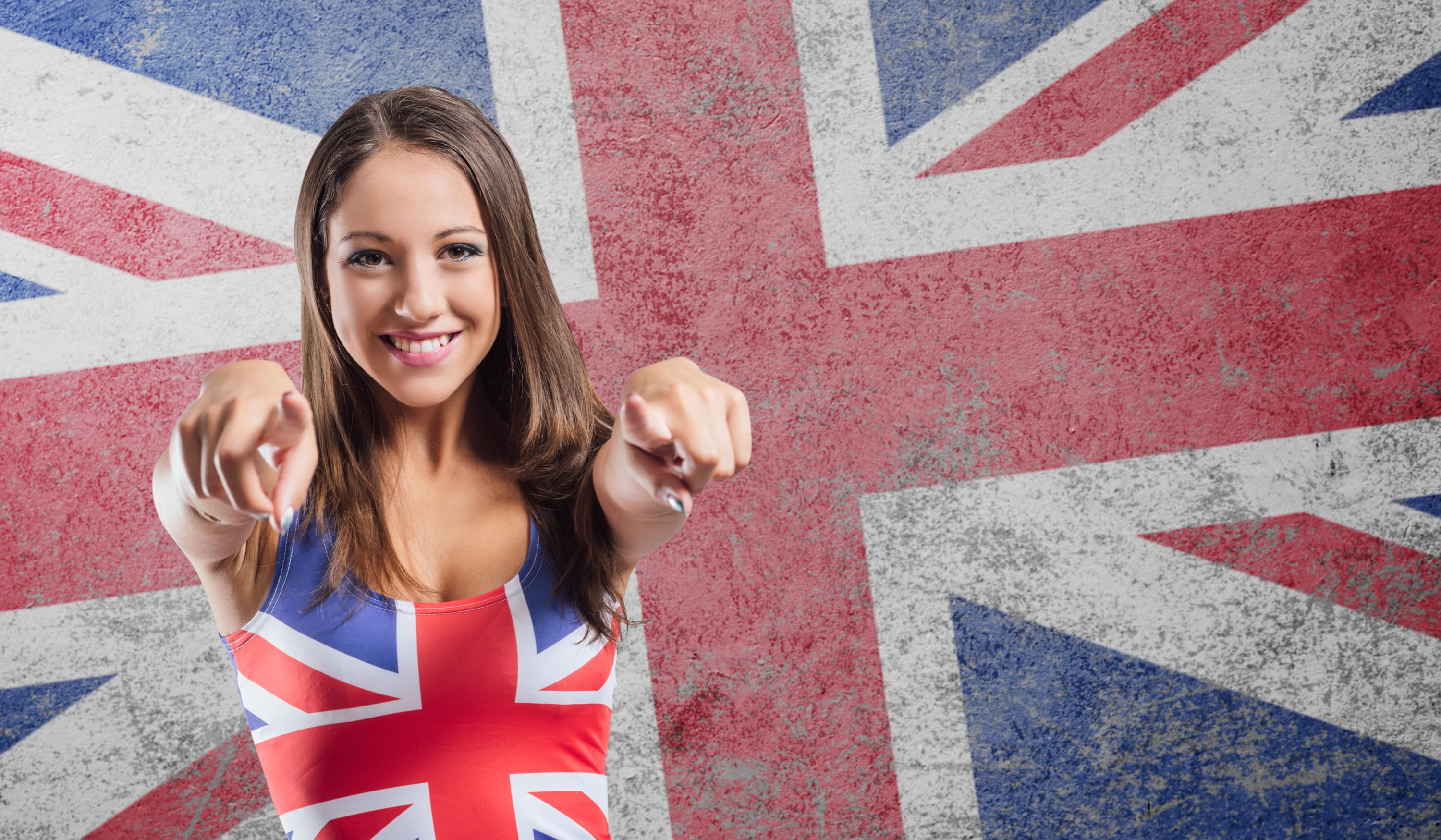 Английский открывает мир. Девушка с британским флагом. Английские девушки. Девушка с флагом Англии. Британия девушки.